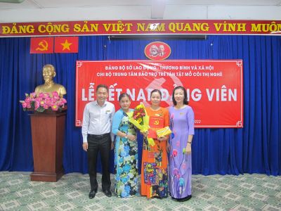 Tổ chức Lễ kết nạp đảng viên - quần chúng ưu tú Nguyễn Huỳnh Ngọc Tuyết