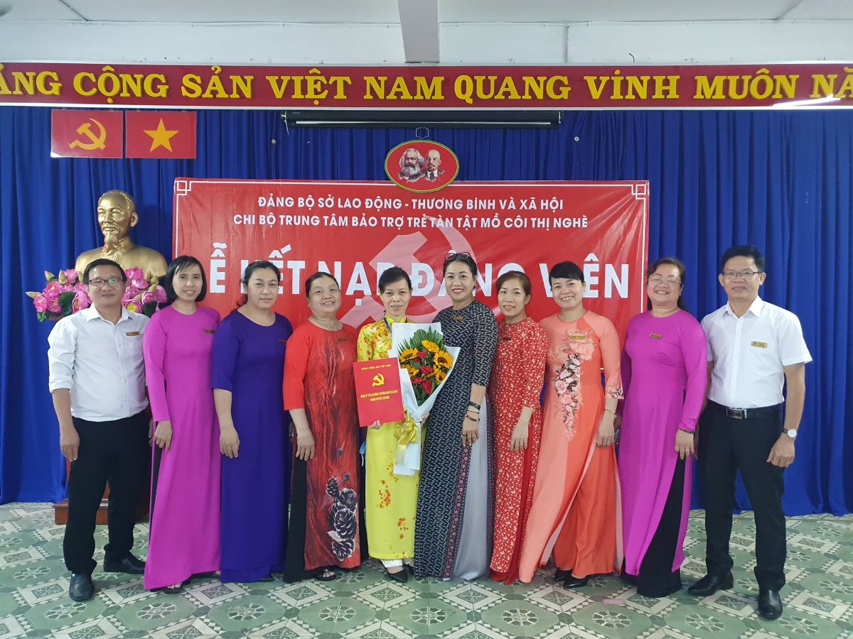 Lễ kết nạp đảng viên mới - quần chúng ưu tú Đinh Thị Nguyễn Ngọc Loan