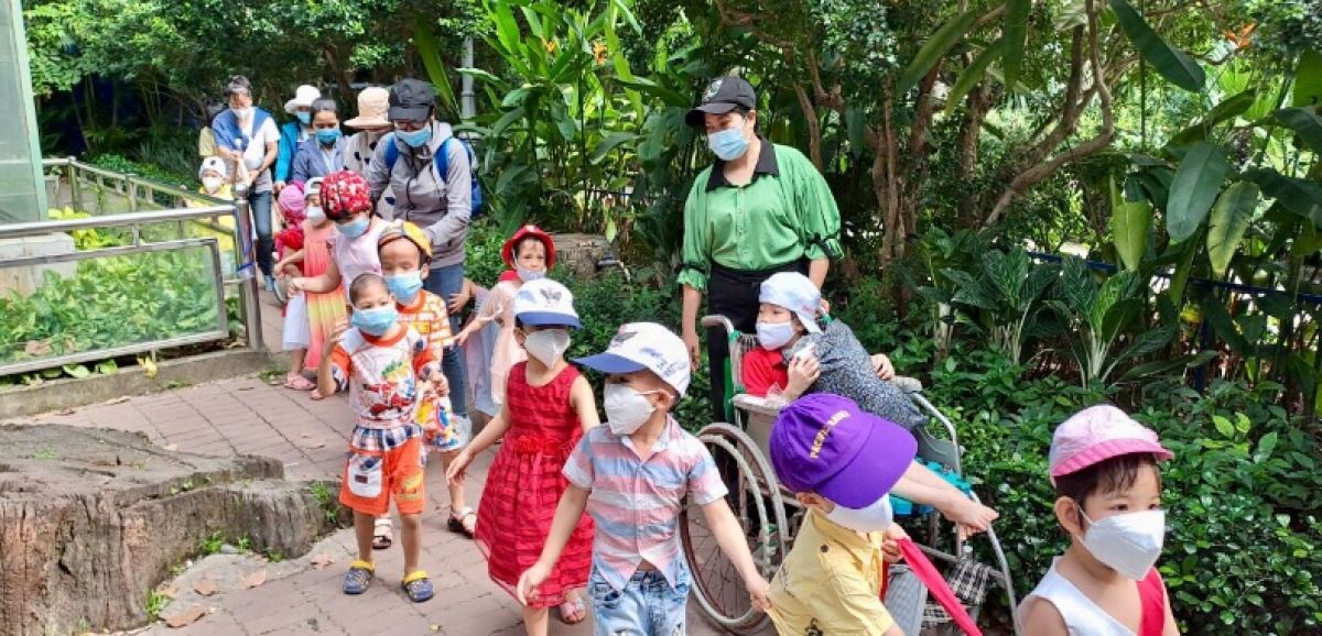 Tổ chức cho các em khuyết tật tham quan tại Thảo Cầm Viên Sài Gòn